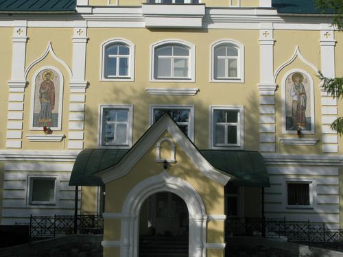 Фасад медцентра монастыря в Дивеево